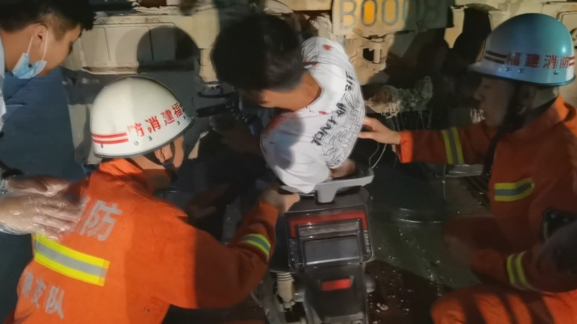 骑电动车玩手机酿惨剧 消防车底救人 骑电动车玩手机酿惨剧 消防车底救人