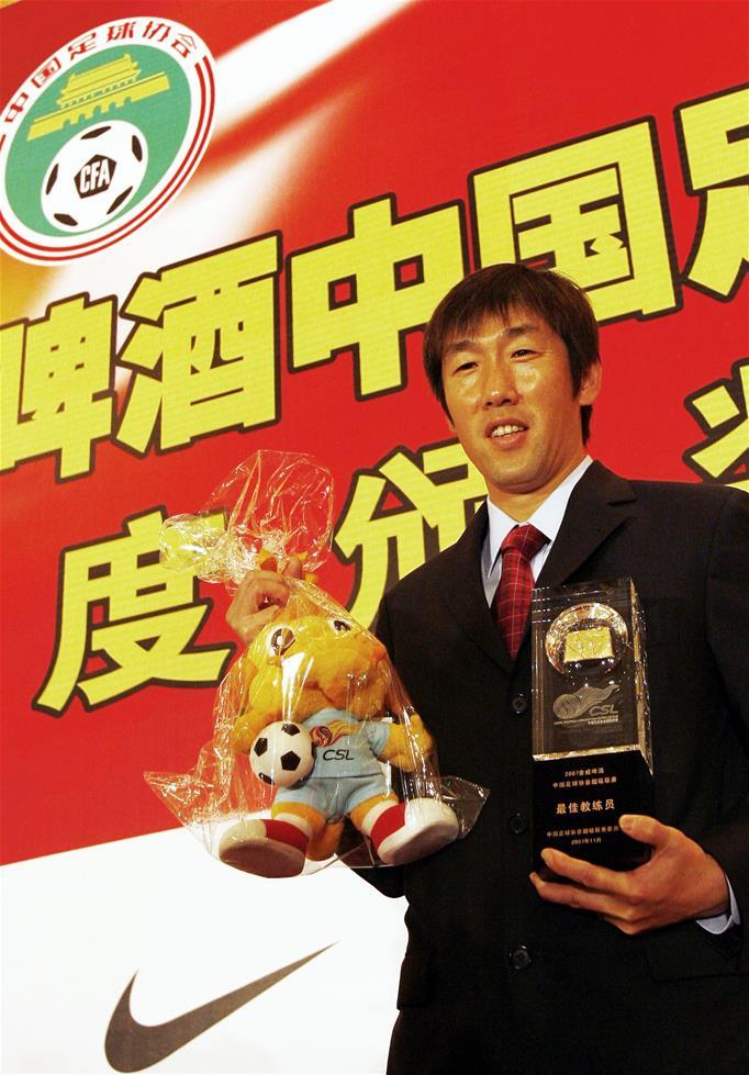 图为2007年11月17日，时任长春亚泰队主教练的高洪波在颁奖典礼上。当日，中国足球协会在上海举行中超联赛颁奖典礼，高洪波荣获2007年中国足球超级联赛“最佳教练”称号。新华社发