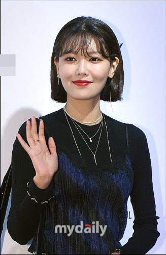 组图:少女时代秀英亮相活动 短发利落美腿修长