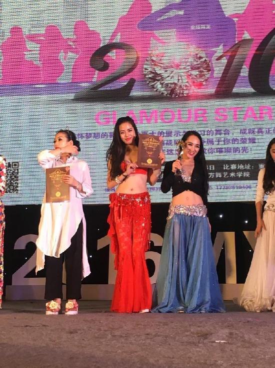 杨西欧认为跳舞是最幸福的事，以前常常一天跳七、八小时，连续跳20多天。“肚皮舞看起来动作幅度不大，但运动量一点也不小。”杨西欧回忆到，“一般跳一个多小时，地面一圈都有汗水了。因此长时间跳舞是非常累的，但我乐在其中。”