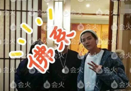 鹿晗关晓彤吃火锅被拍!破分手谣言,但鹿晗比关