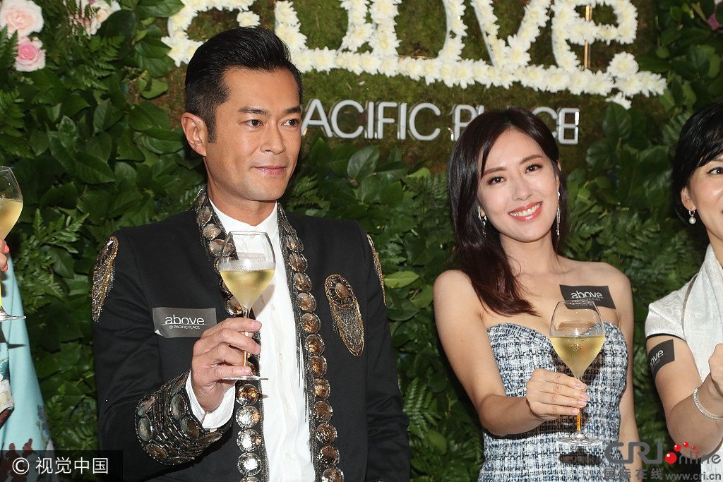 古天乐出席酒会成最帅"黑马王子" 唐诗咏低胸裙小露事业线