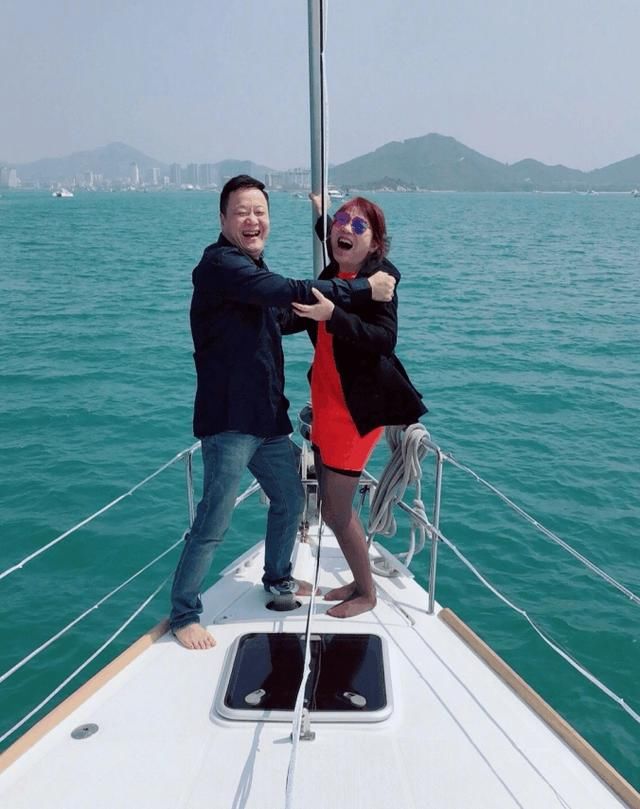 傅园慧一家三口合照罕见曝光, 母女二人像是一