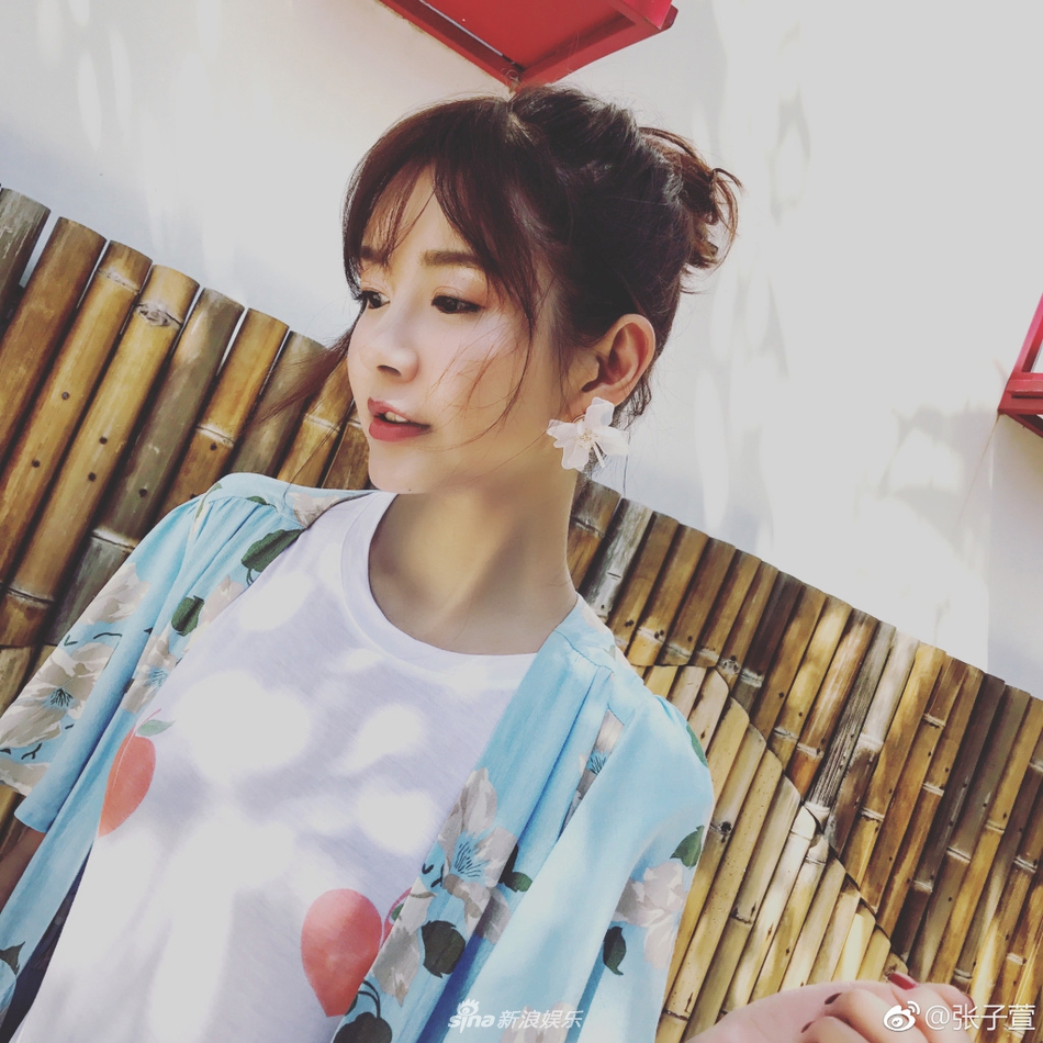 张子萱首晒与爱女合照 穿猫咪母女鞋可爱乖巧