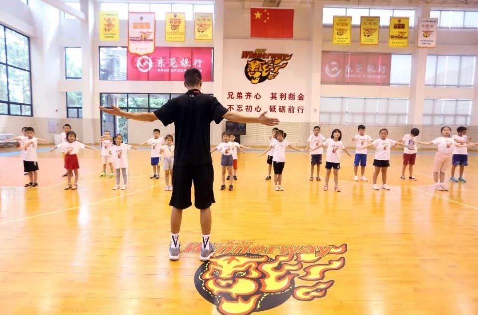 小候鸟参观广东宏远俱乐部训练馆,体验CBA