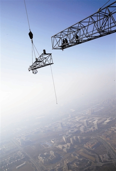 专家在625米高空严谨操作 117大厦项目塔吊拆除