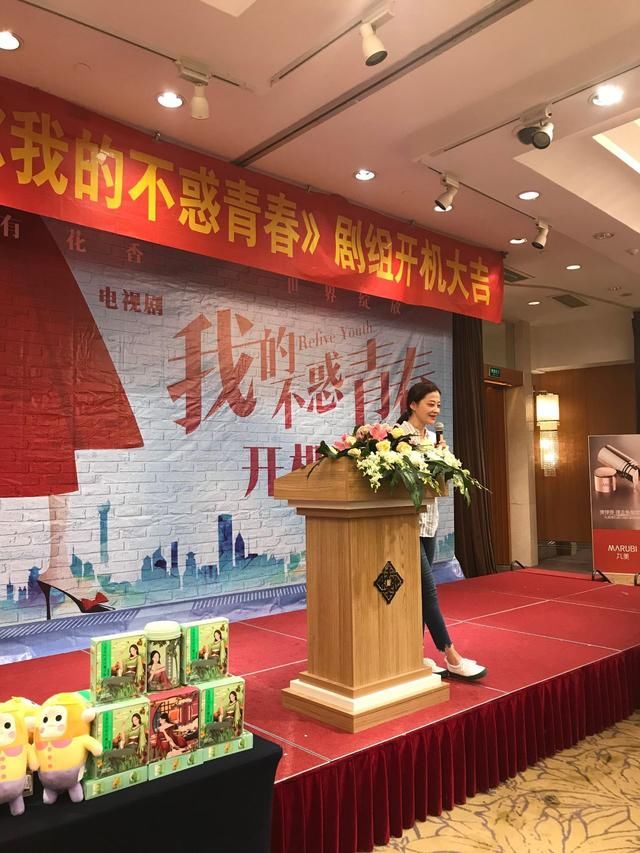 路人镜头下的高圆圆美到发光,难怪赵又廷不选