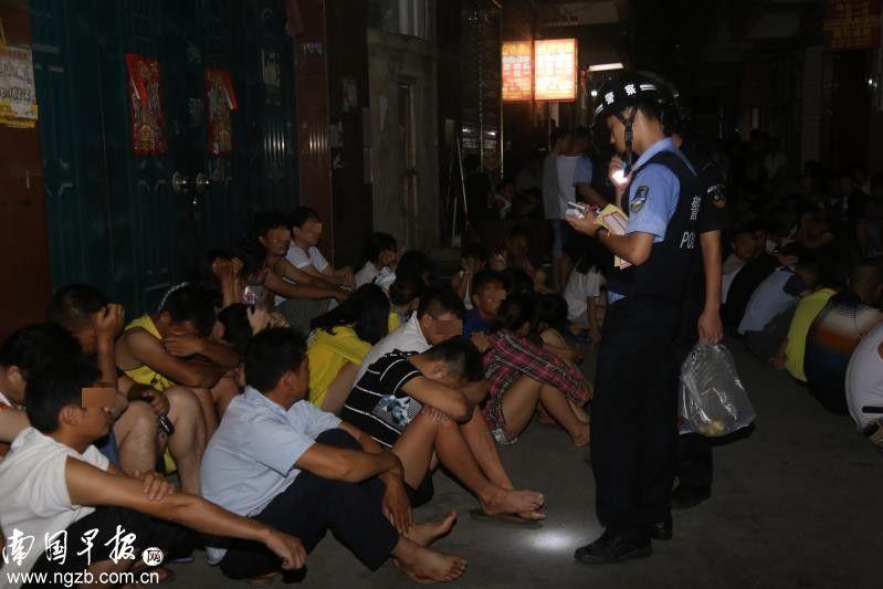 警方抓获53名卖淫女 现场不堪入目