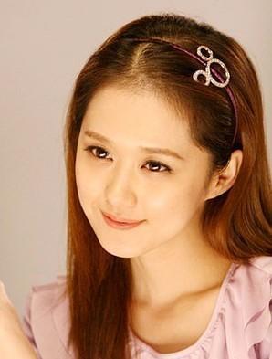 赵丽颖身高不够鞋跟凑,但体重却被曝出,路人抓