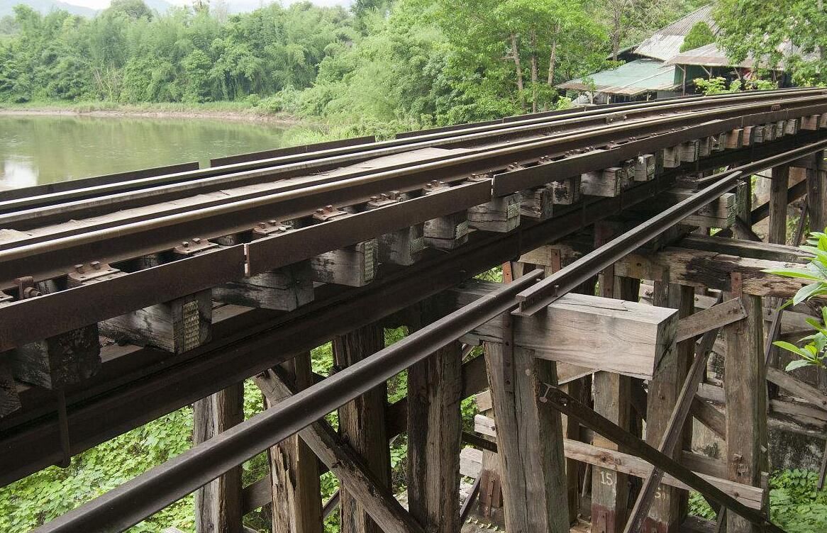 泰国"死亡铁路":建于半山腰,每根枕木下面便是38条人命!