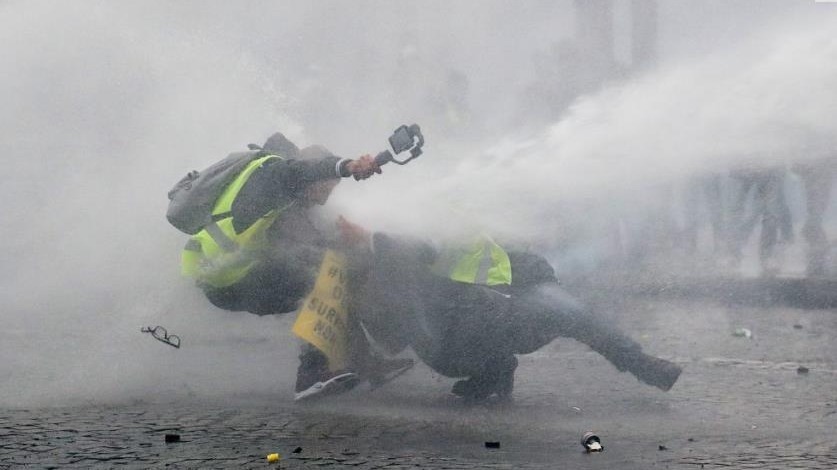 示威者被高压水枪“冲飞” 示威者被高压水枪“冲飞”