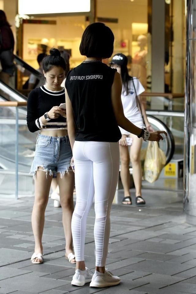 如丝般顺滑的白色紧身打底裤,不经意间秀出你