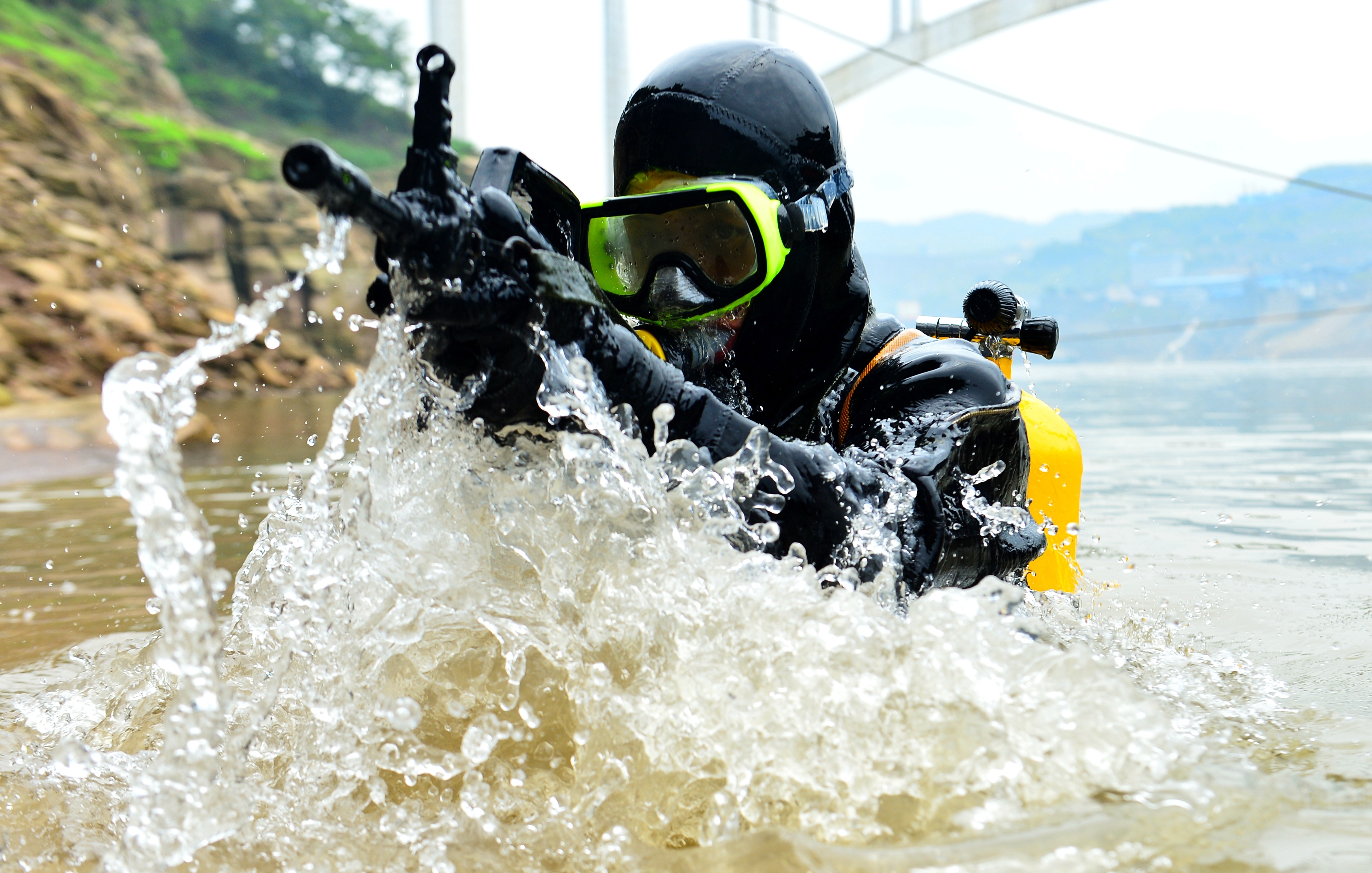 武警重庆总队组织特战队员水中训练。曹峰摄