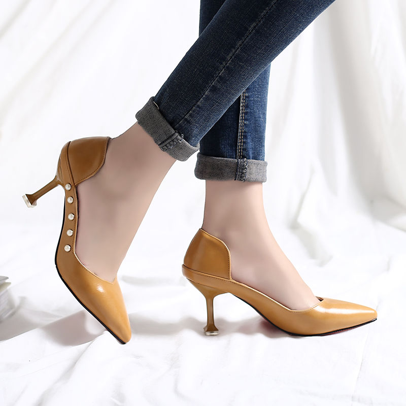 高跟鞋难驾驭,那就穿今年流行的猫跟鞋,好穿不