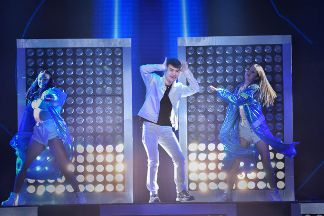 文松凭自学成才大秀机械舞 宁静新歌首唱惊艳全场 文松凭自学成才大秀机械舞 宁静新歌首唱惊艳全场