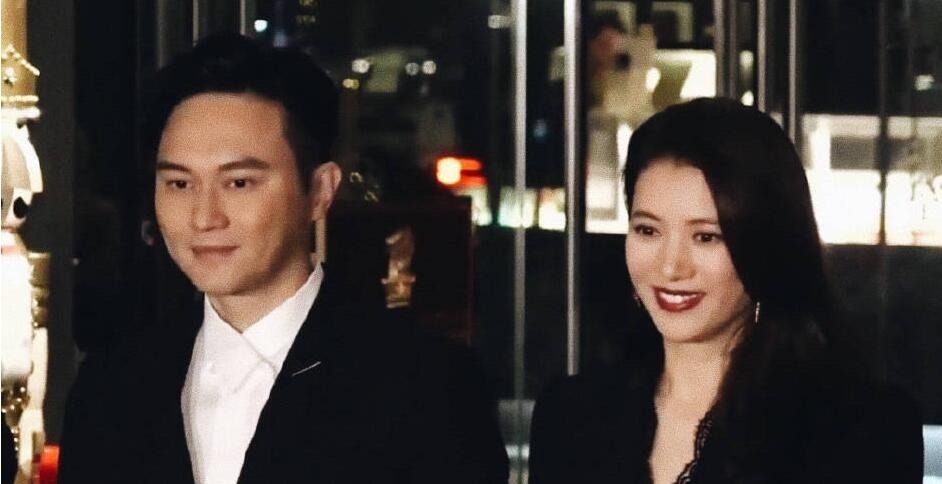 袁咏仪卷发美艳动人 重回颜值巅峰