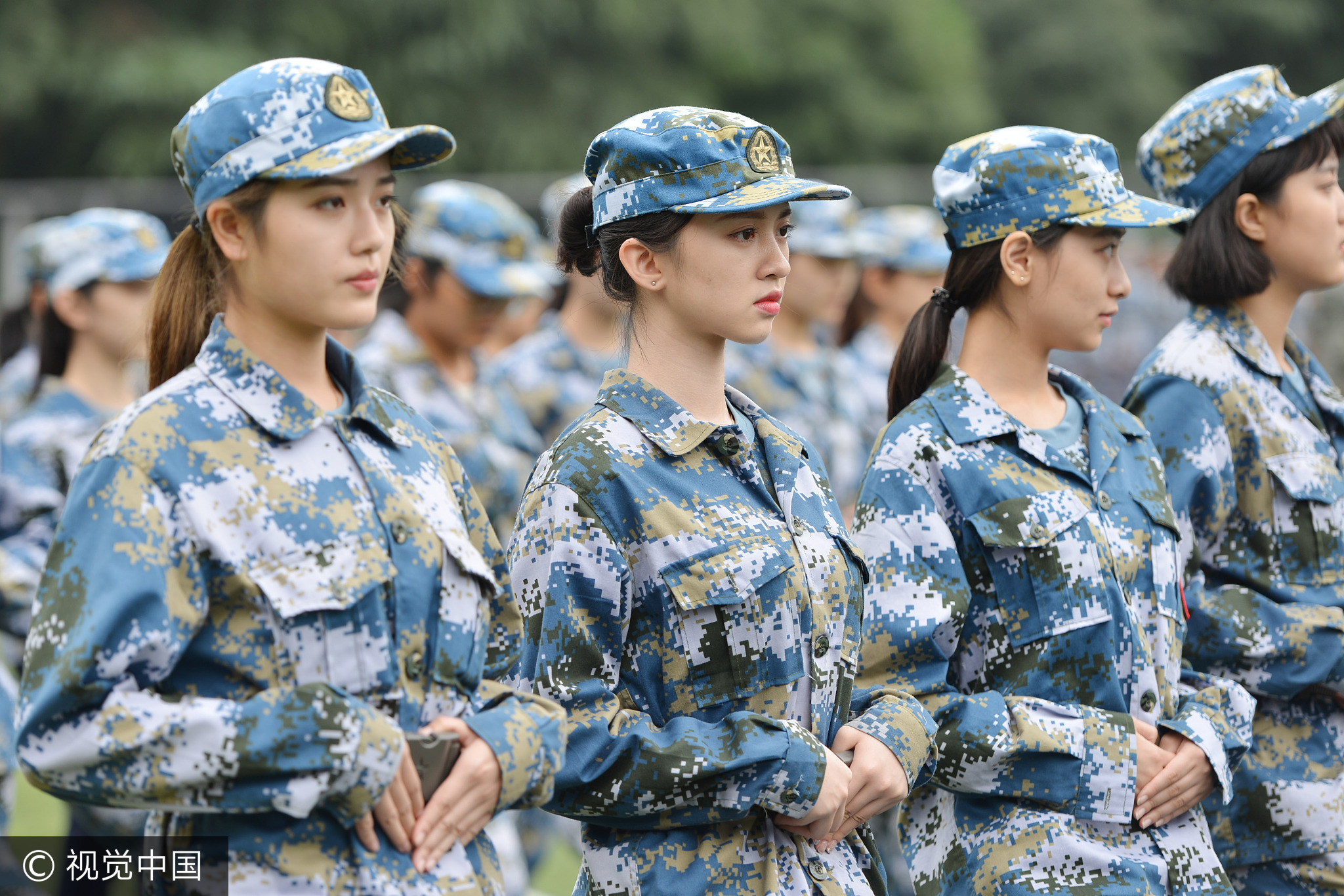 褪去红妆的姑娘们穿上军装，青春靓丽随处可见高颜值，一颦一笑都颇有几分明星范儿。