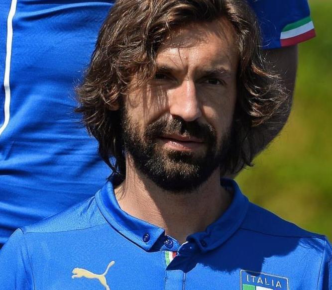 世界足坛10大经典前腰: 卡卡、哈维、皮尔洛垫