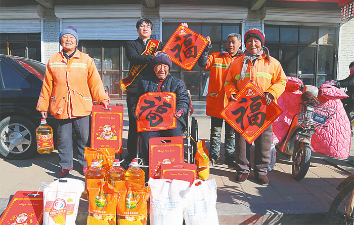 枣强县恒润集团志愿者为环卫之家成员送上新春