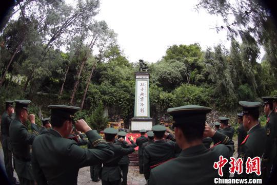 西藏边防部队建军节前缅怀18军先烈(图)