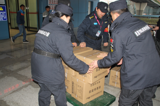 西安市保安服务总公司 三八节前夕慰问一线女