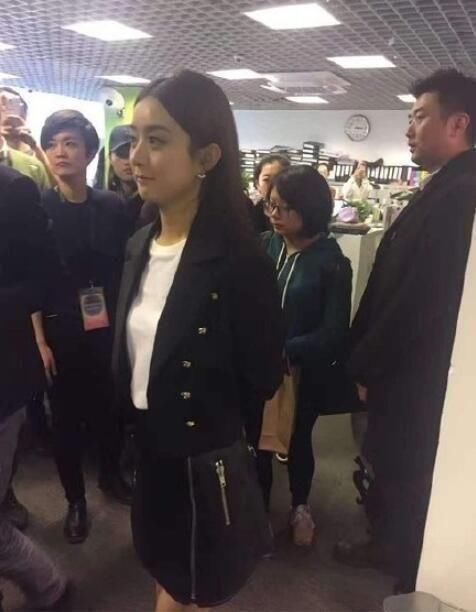 女明星秀一字马, 迪丽热巴腿长惊人, 网友: 赵丽