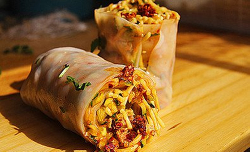 在濮阳,凉皮裹着吃,专治你在夏日里的食欲不振