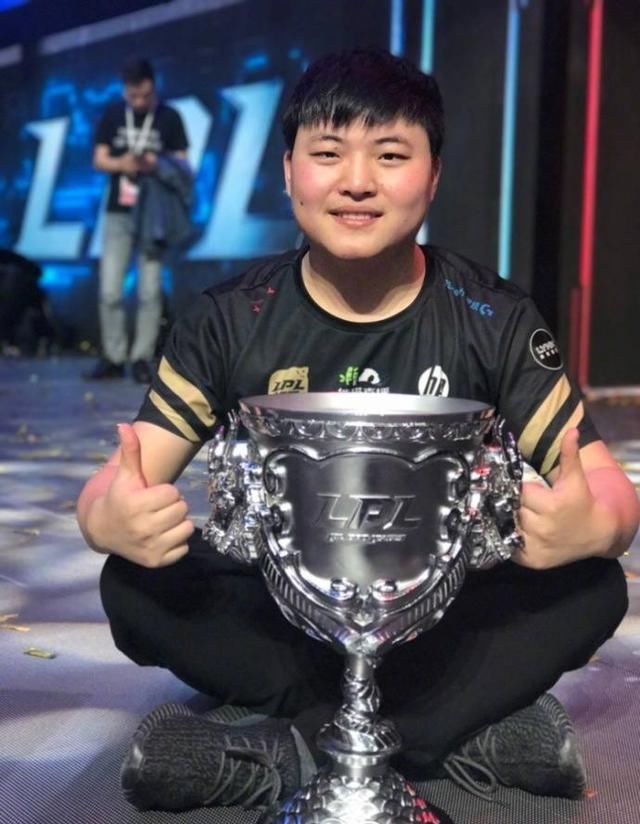 LOL:人气主播现身虎牙,三分钟捞金千万,到底是