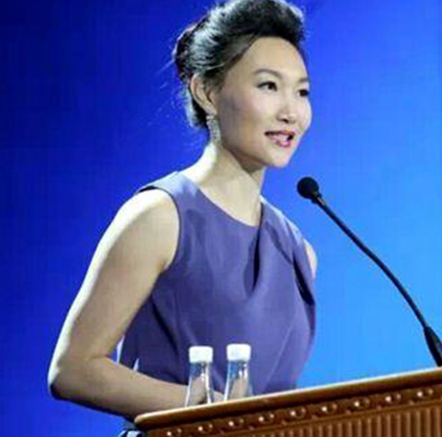 《新闻联播》主播李梓萌隐藏美貌10年,不戴