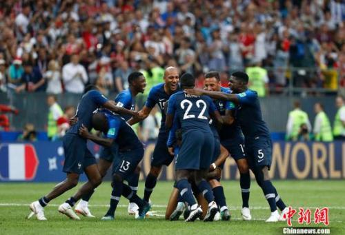 夺冠后法国球员肆意庆祝 博格巴疯癫德尚很无奈