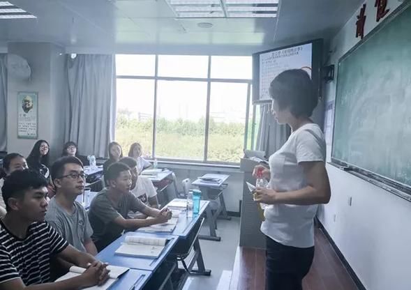 中国大学教授与美国教授的工资差距究竟有多大