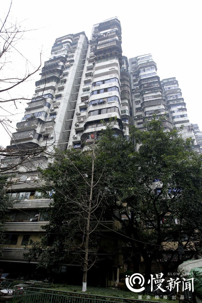 重庆24层无电梯高楼成网红 每天十几拨人来看