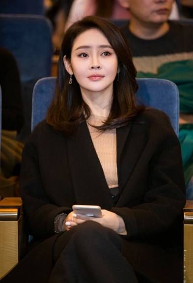 当于明加照片中混入关悦照片,两人真是傻傻分