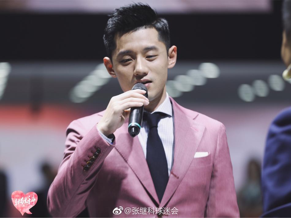 张继科亮相上海车展 身着粉丝西装帅气十足
