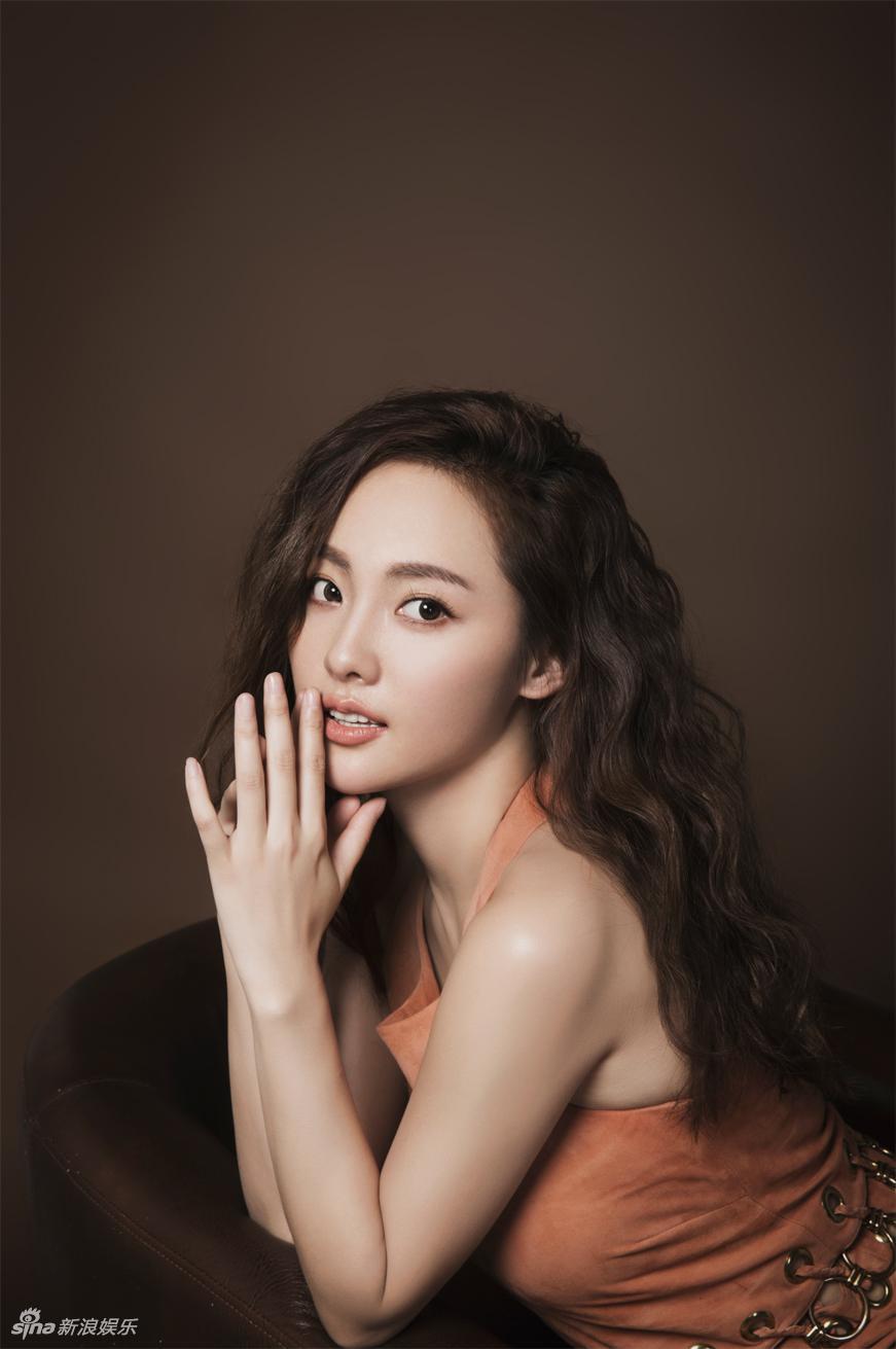 日前,演员张嘉倪拍摄一组轻熟风格写真,照片中的她,如少女般鲜嫩的