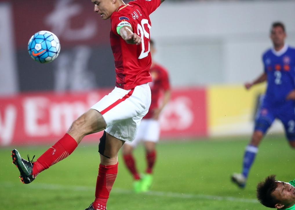 叶鸿辉遭郜林踢脸 面部变形表情痛苦