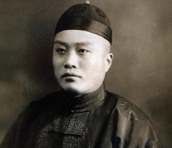 慈禧看见一秀才的名字,兴奋的说是大清的吉兆,立刻将其封为状元