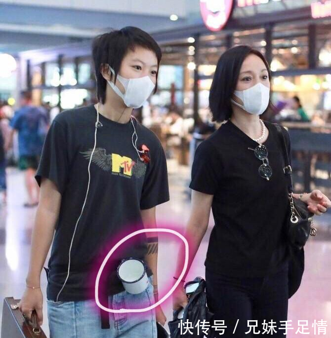 周迅窦靖童同框现身机场, 窦靖童一个举动引发