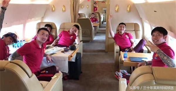 心酸!男足花100万包机无缘世界杯,女足穿补丁球衣仍为国争光 心酸!男足花100万包机无缘世界杯,女足穿补丁球衣仍为国争光