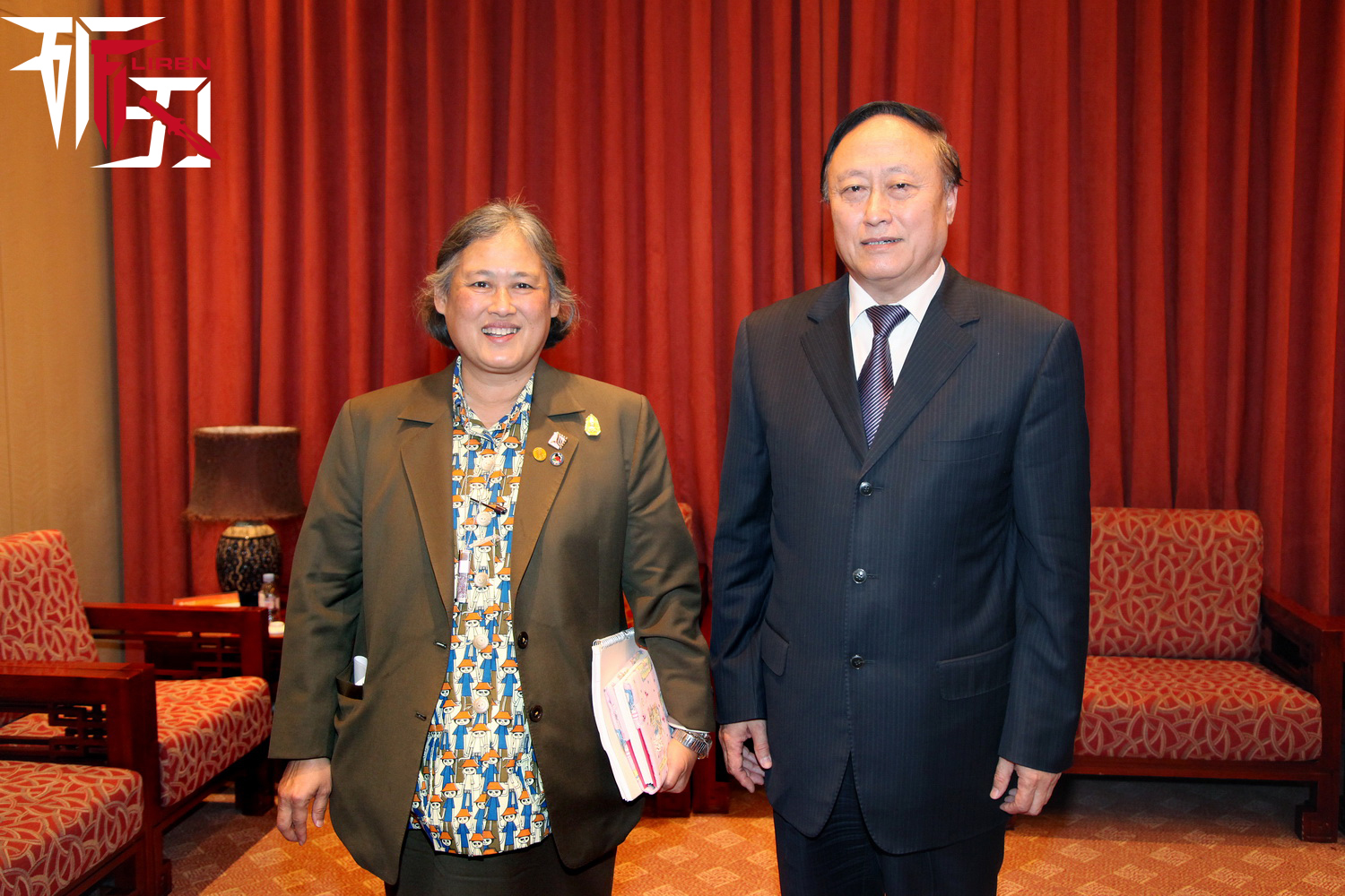 未来中泰关系会不会生变?先谈保皇派与中国之间的关系:首先泰国国王普密蓬与中国的之间的关系非常要好,早在上世纪70年代中泰重新建交之后,泰国国王普密蓬与中国的之间的关系非常要好,早在上世纪70年代中泰重新建交之后,泰王普密蓬曾与大部分中国领导人会面。而普密蓬国王育有三女一子。其中二女儿,就是大名鼎鼎的诗琳通公主,她曾获得过中国多位领导人的高度赞扬,被誉为中泰关系友好的象征。