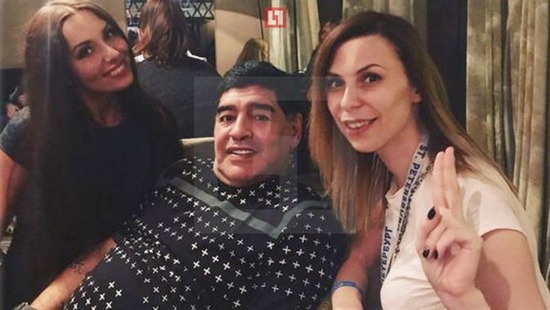 曝马拉多纳性骚扰女记者 扔下500美元赶走对方 曝马拉多纳性骚扰女记者 扔下500美元赶走对方