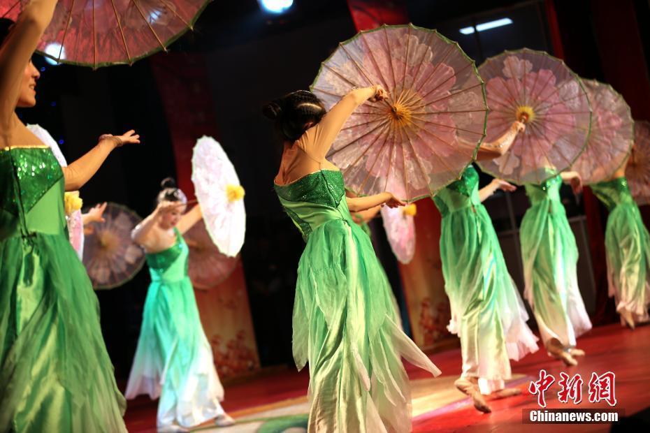 陕西省女子监狱举办文艺汇演 服刑人员展才艺