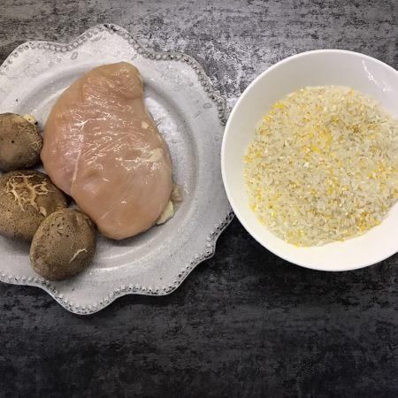 宝宝辅食香菇鸡肉粥,大米吸足了香菇和鸡肉的