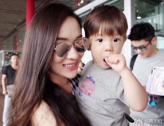 这才是娱乐圈怀孕该有的状态,有些女星没见大肚子孩子就出来了!