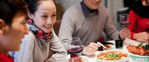 初次见准婆婆,见面礼是张卡,刷卡时收银员的话