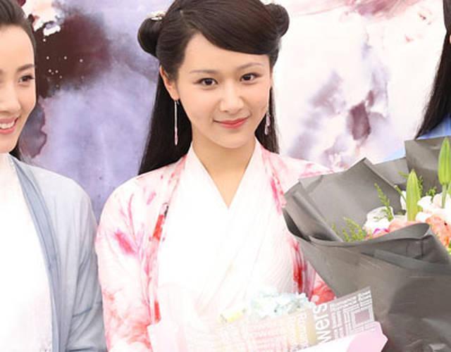 杨紫,任嘉伦合影.