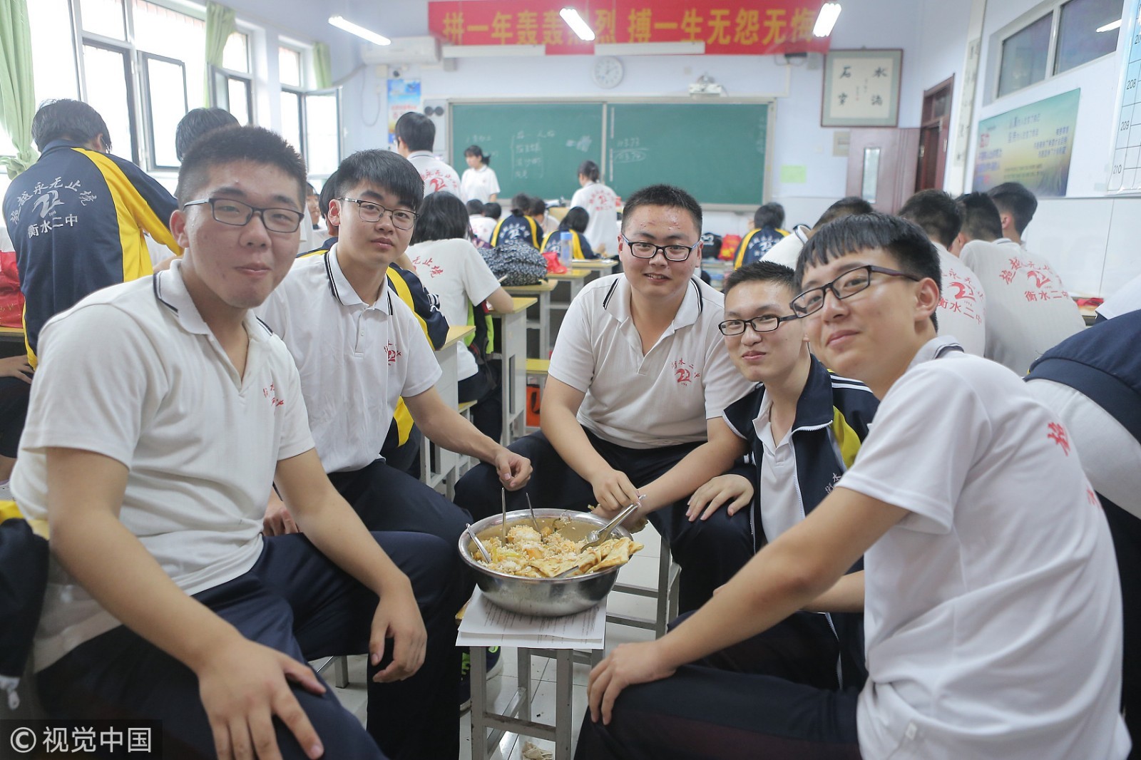 河北衡水二中高三学生教室内吃午饭，为了能多“挤”出点时间学习。这几名在一个大饭盆吃饭的“饭友”表示，希望几个月后能够到同一个城市读大学。