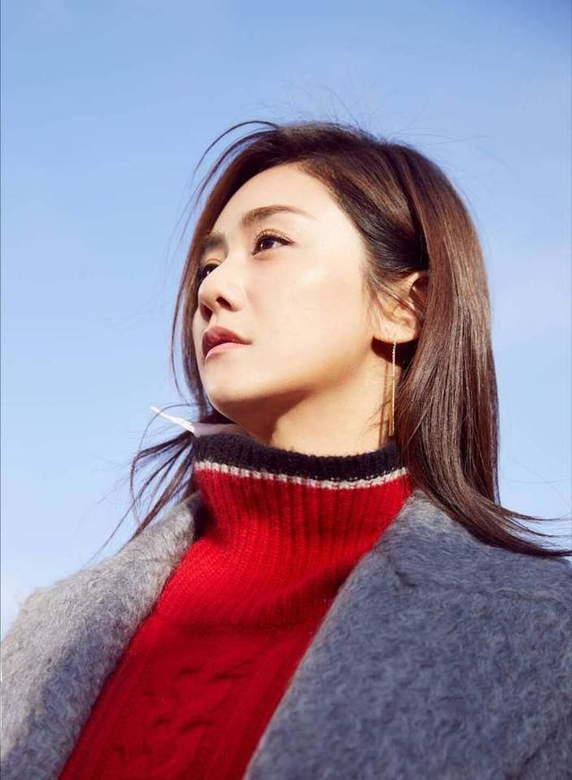 刘芸晒照,大红高领毛衣配呢大衣,网友:这身可以