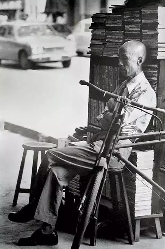 1952年,31岁的周梦蝶开始发表作品,两年后加入"蓝星诗社".