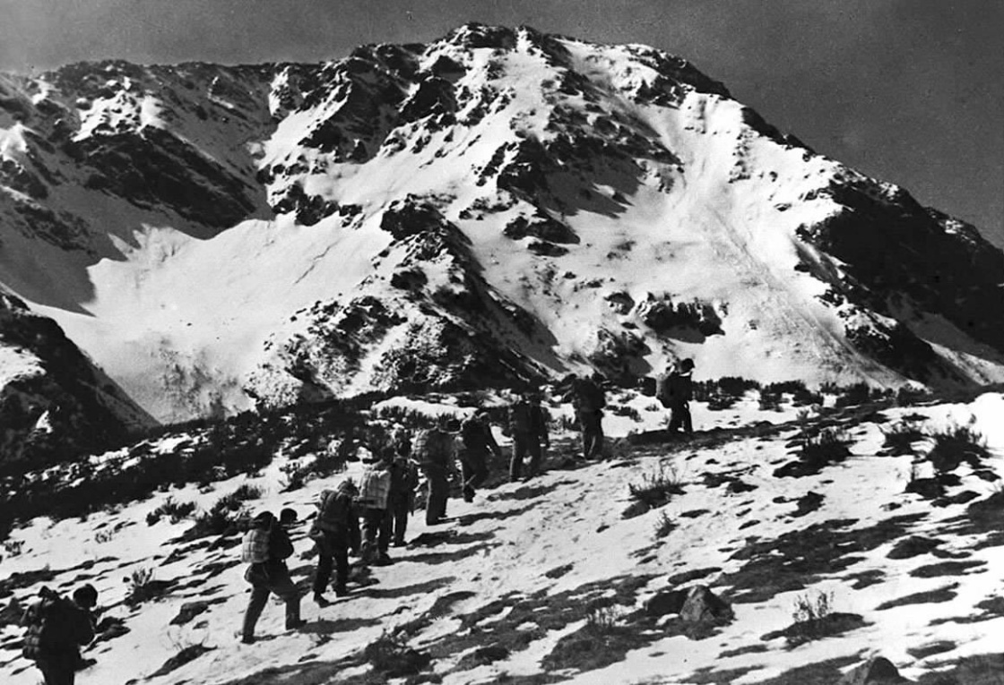 90个第一丨中央红军长征第一次翻越大雪山